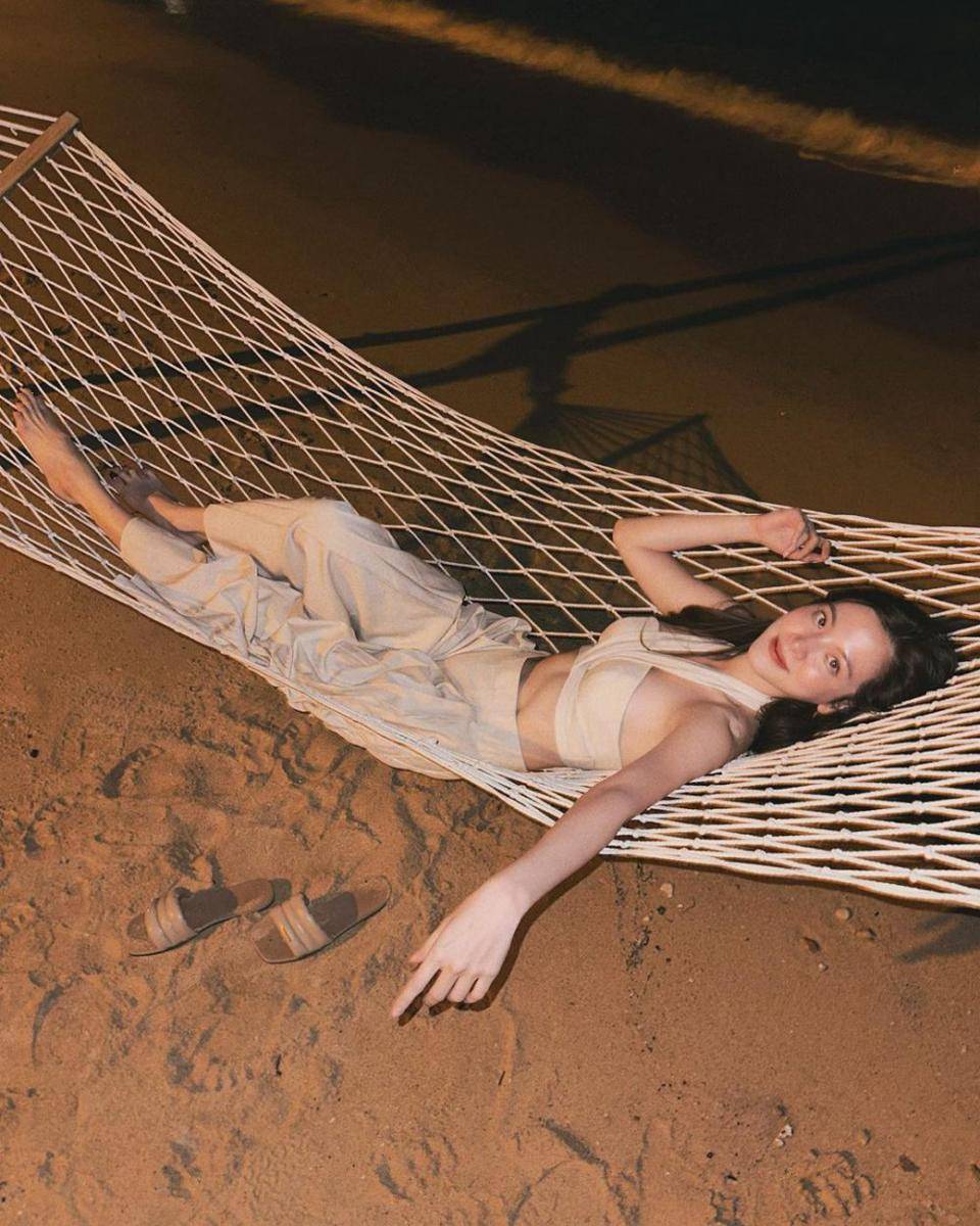 inspirasi beach outfit ala Baifern Pimchanok (instagram.com/baifernbah)