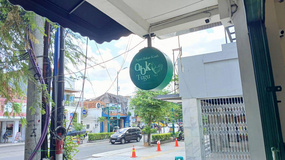 Ayam Bakar Kuah Tugu, Olahan Ayam Unik Dimasak hingga 18 Jam