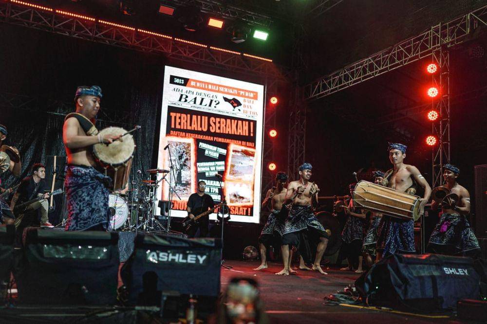 Penampilan band punk rock Scared of Bums, dan grup tari serta gamelan tradisional Bali, Bleganjur (Dok.IDN Times/Kresna Setiana)