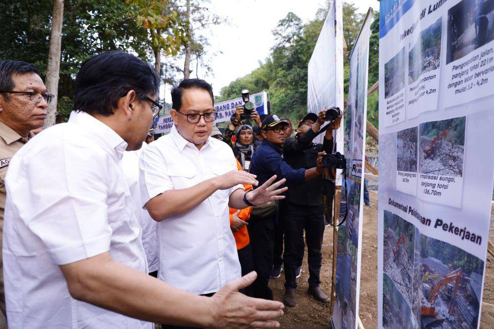 Peresmian jembatan dan tanggul di Lumbang Pasuruan. Dok. Pemprov Jatim.