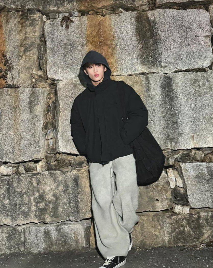 outfit street style ala Mark NCT (instagram.com/onyourm__ark)