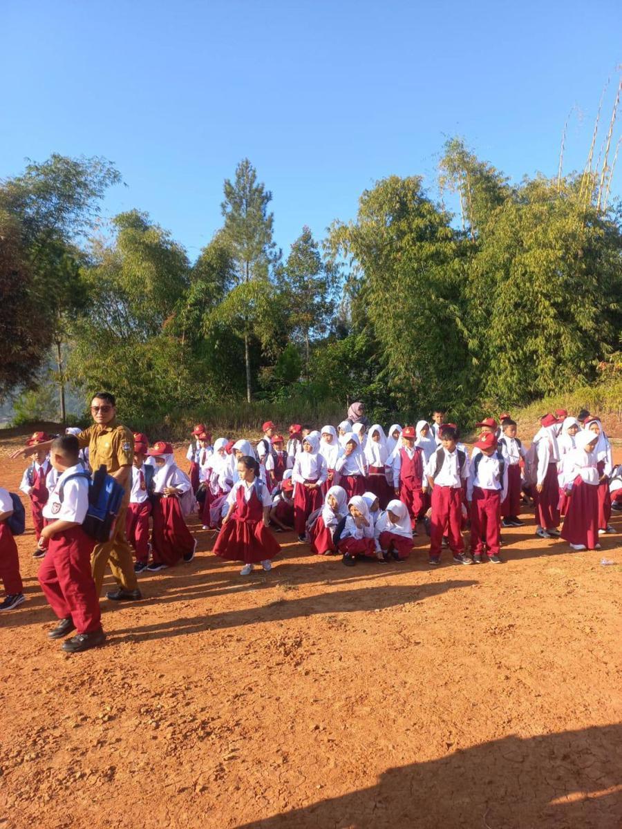 Bangunan Sekolah Ambruk, Siswa SDN di KBB Terpaksa MPLS di Lapangan
