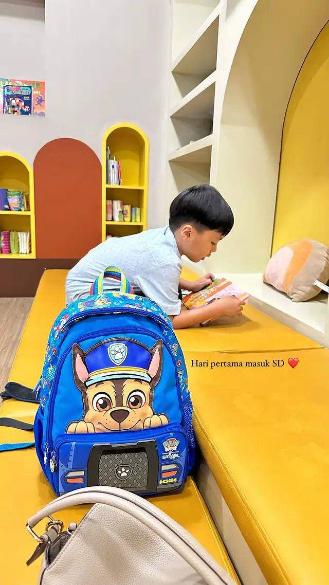 Larissa Chou antar anak sekolah (Instagram.com/larissachou)