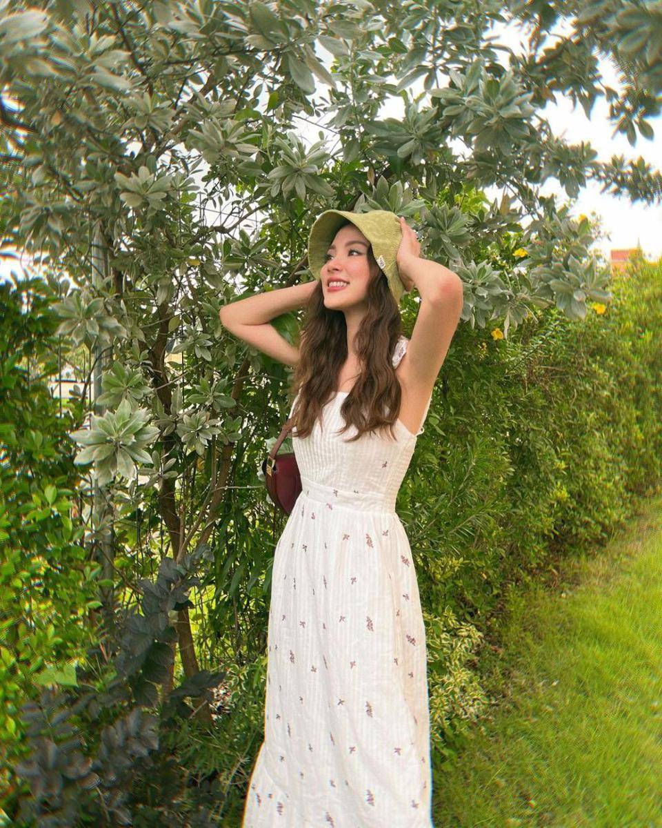 inspirasi beach outfit ala Baifern Pimchanok (instagram.com/baifernbah)