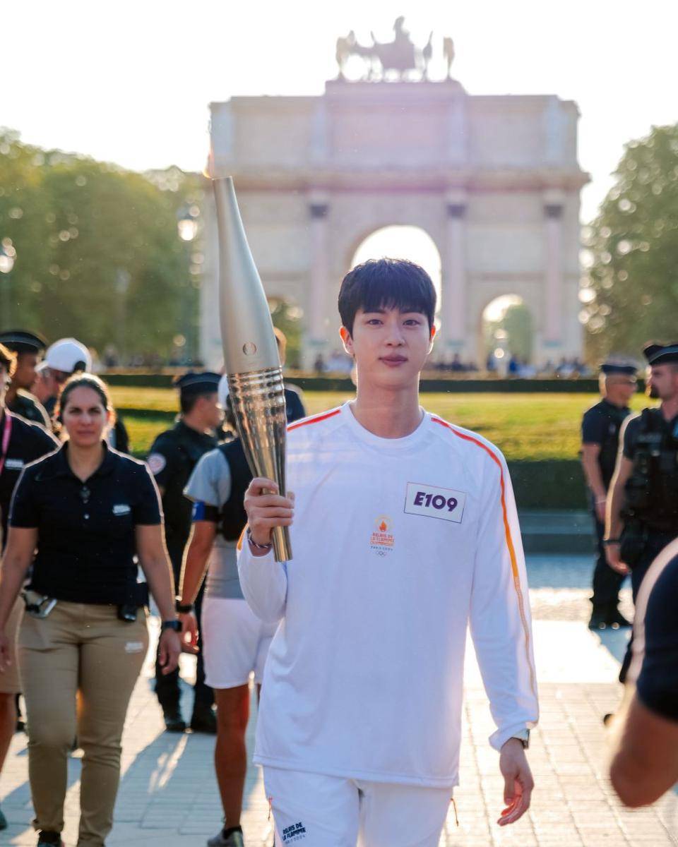 Jin BTS lari bawa obor Olimpiade Paris 2024 (Twitter.com/Paris2024)