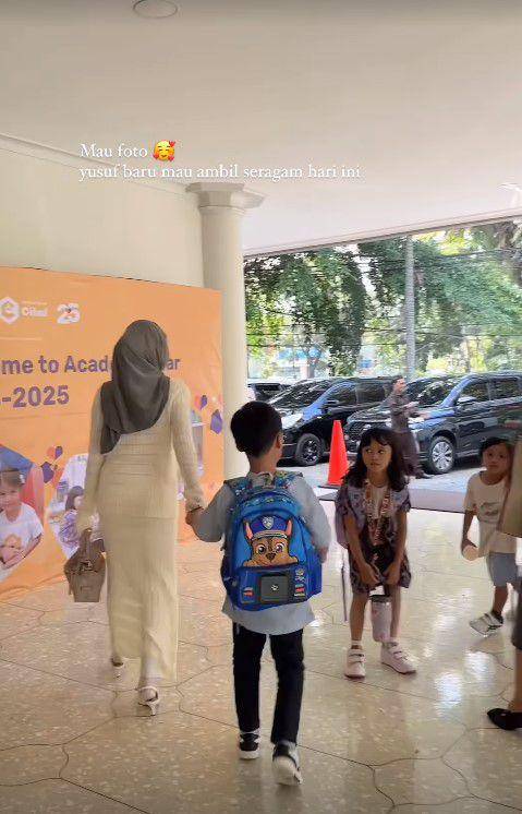 Larissa Chou antar anak sekolah (Instagram.com/larissachou)