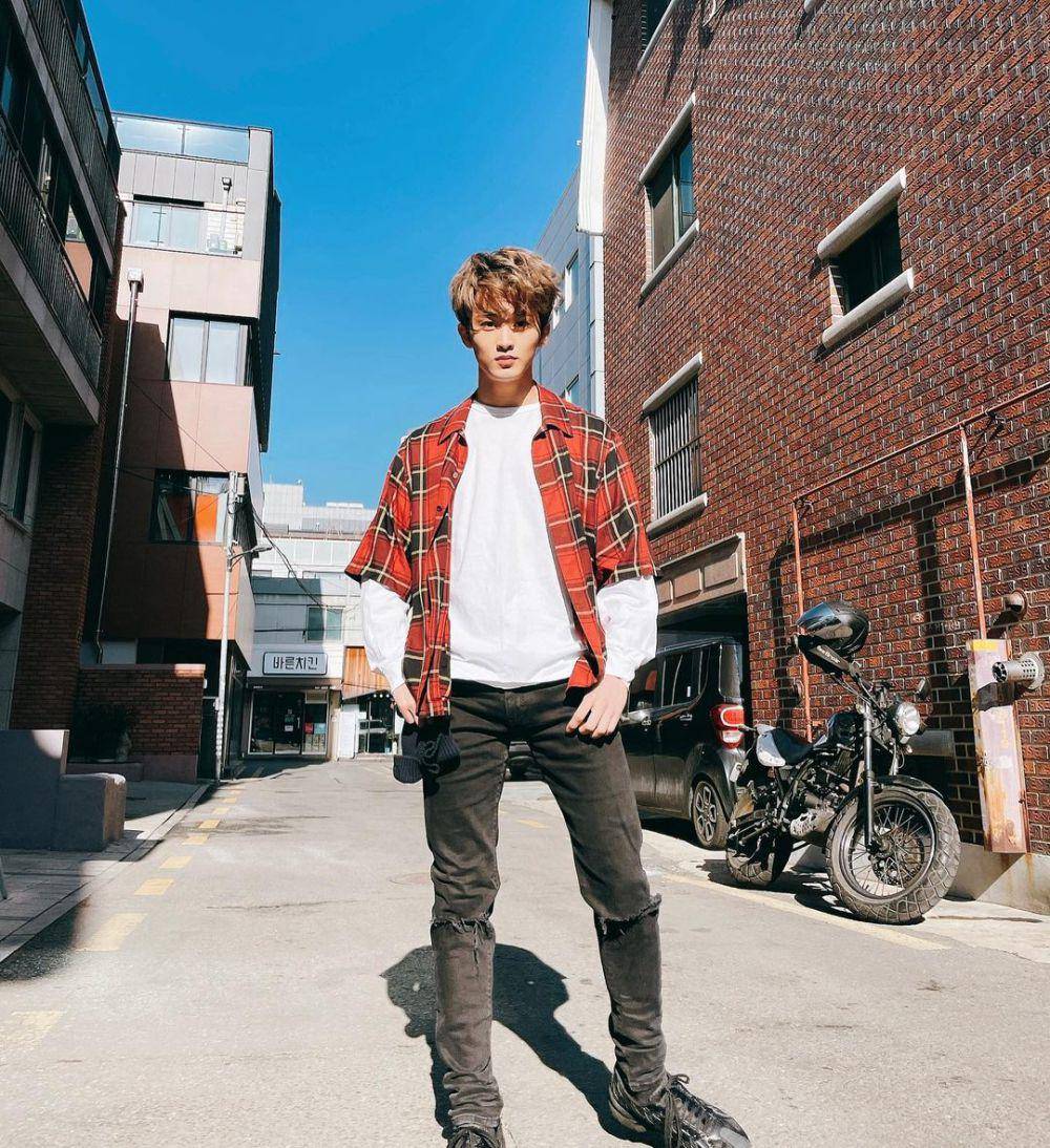 outfit street style ala Mark NCT (instagram.com/onyourm__ark)