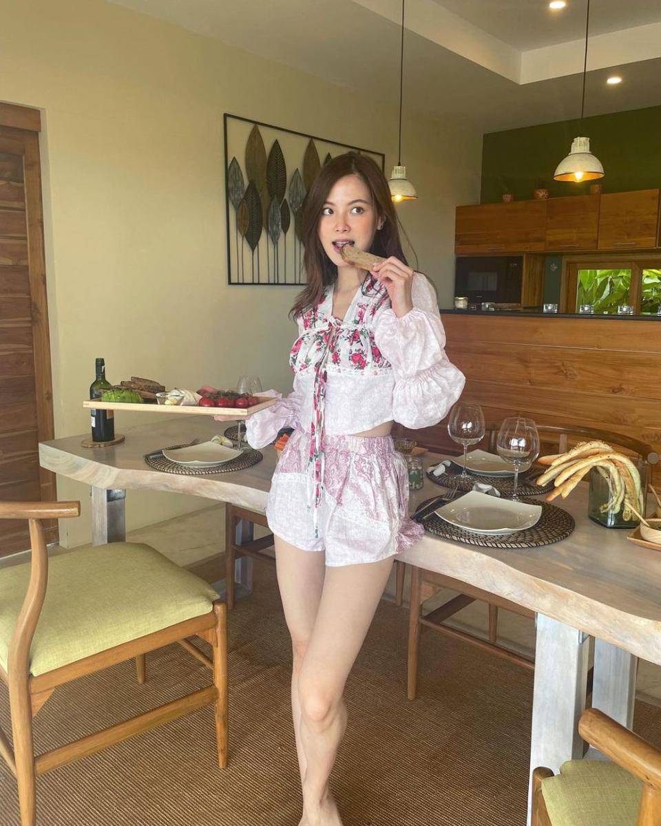 inspirasi beach outfit ala Baifern Pimchanok (instagram.com/baifernbah)