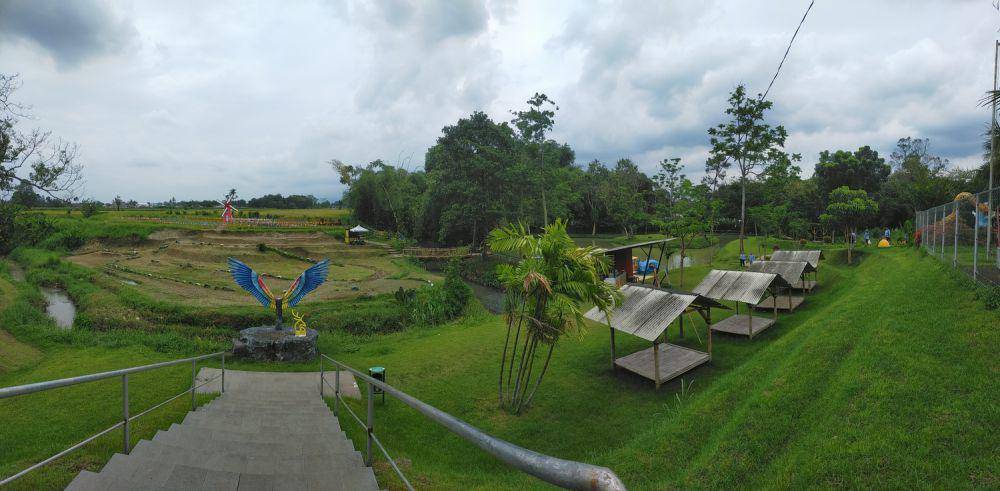 potret beberapa fasilitas tempat duduk di Jember Mini Zoo (google.com/maps/Yudha OOk)