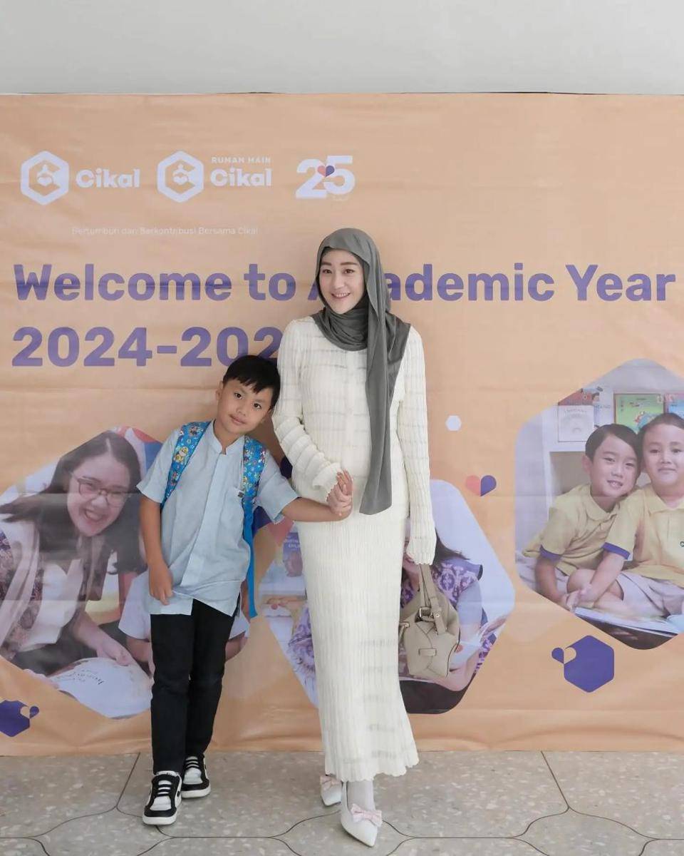 Larissa Chou antar anak sekolah (Instagram.com/larissachou)