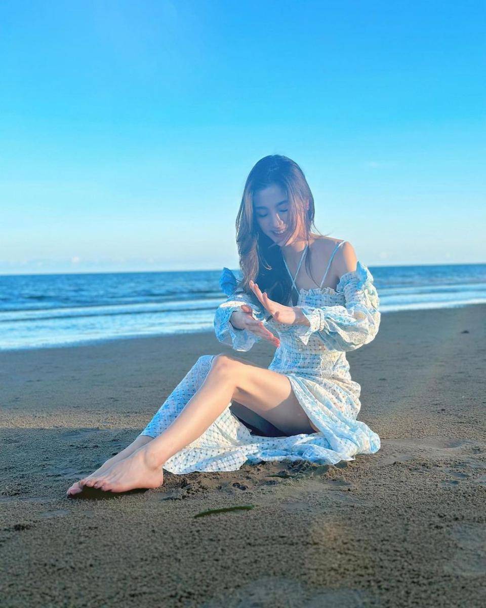 inspirasi beach outfit ala Baifern Pimchanok (instagram.com/baifernbah)