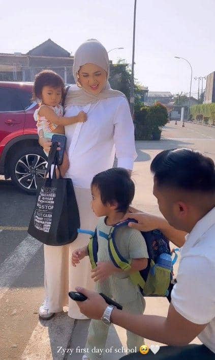 potret artis antar anak sekolah (instagram.com/kesharatuliu05)