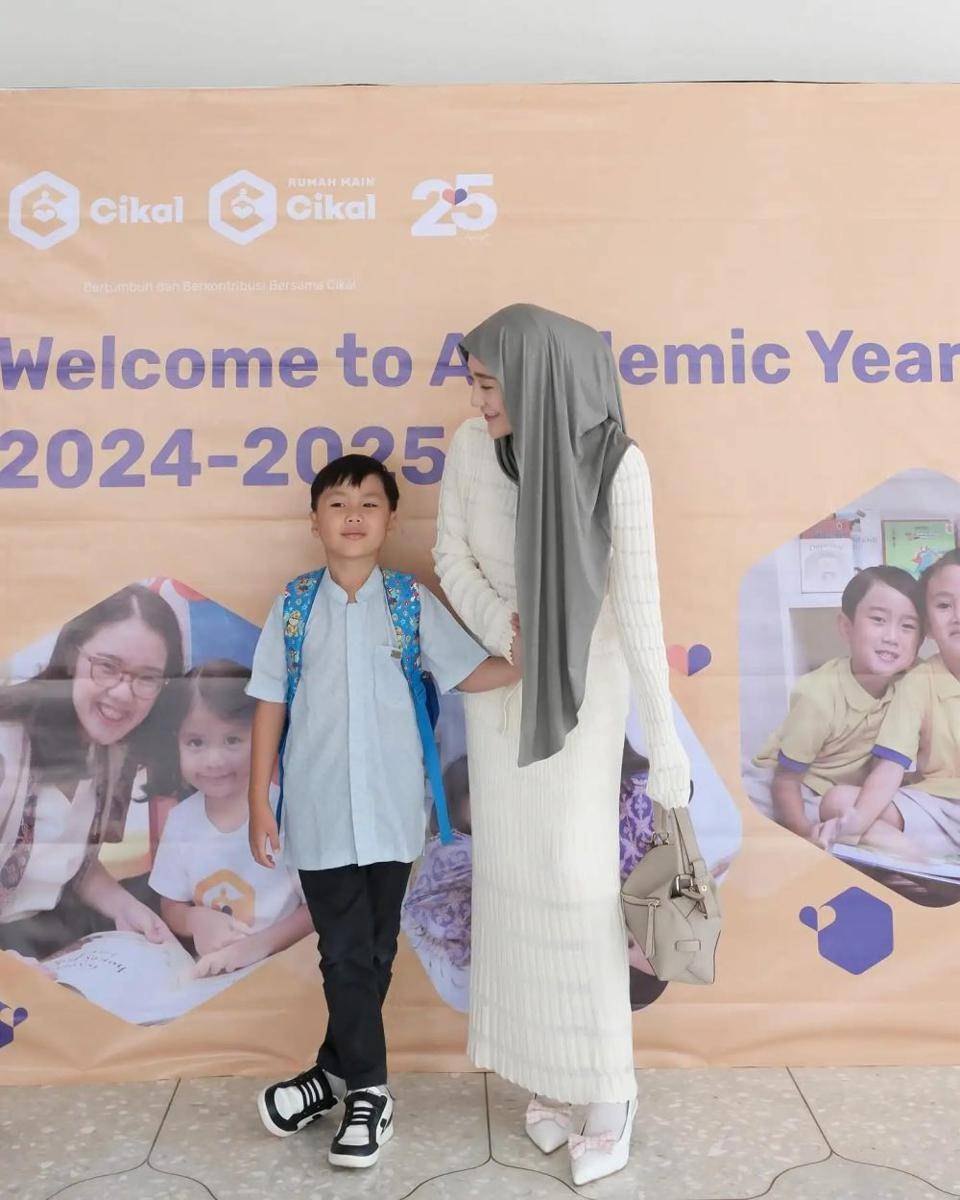 Larissa Chou antar anak sekolah (Instagram.com/larissachou)