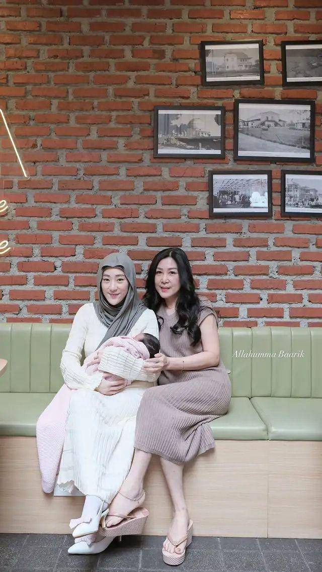 Larissa Chou antar anak sekolah (Instagram.com/larissachou)