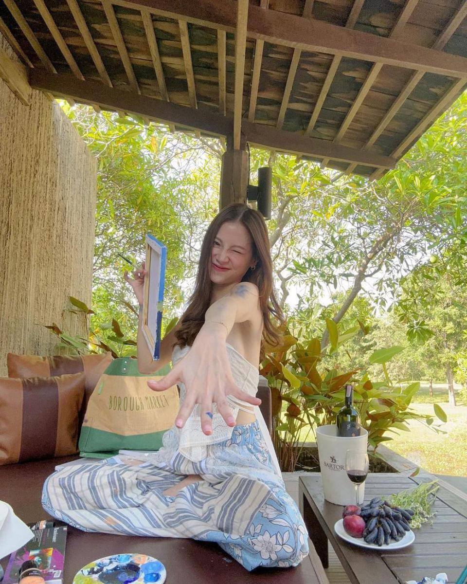 inspirasi beach outfit ala Baifern Pimchanok (instagram.com/baifernbah)