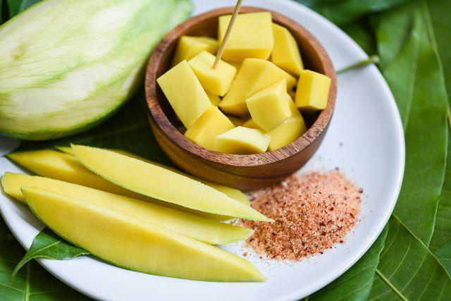 5 Langkah Membuat Bumbu Rujak Garam Pedas yang Simpel