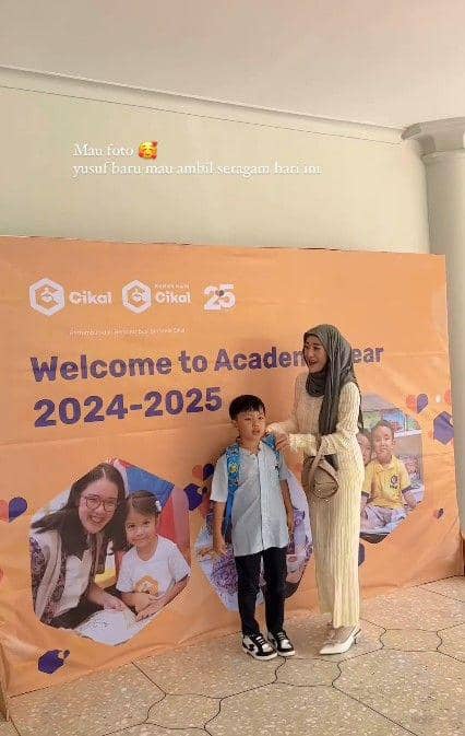 potret artis antar anak sekolah (instagram.com/larissachou)