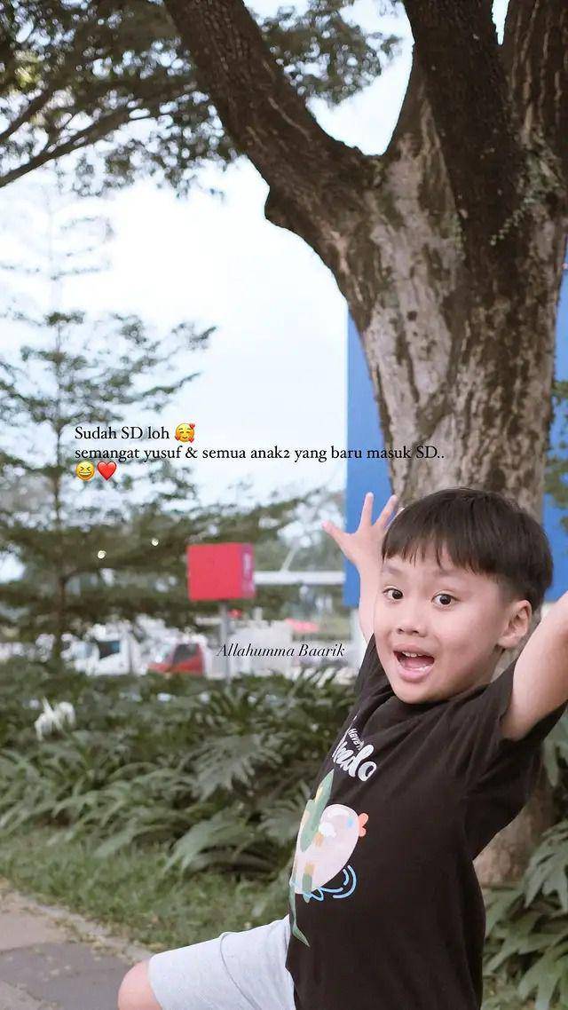 Larissa Chou antar anak sekolah (Instagram.com/larissachou)