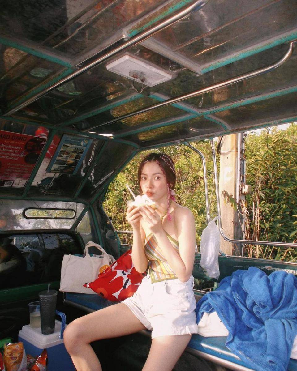 inspirasi beach outfit ala Baifern Pimchanok (instagram.com/baifernbah)