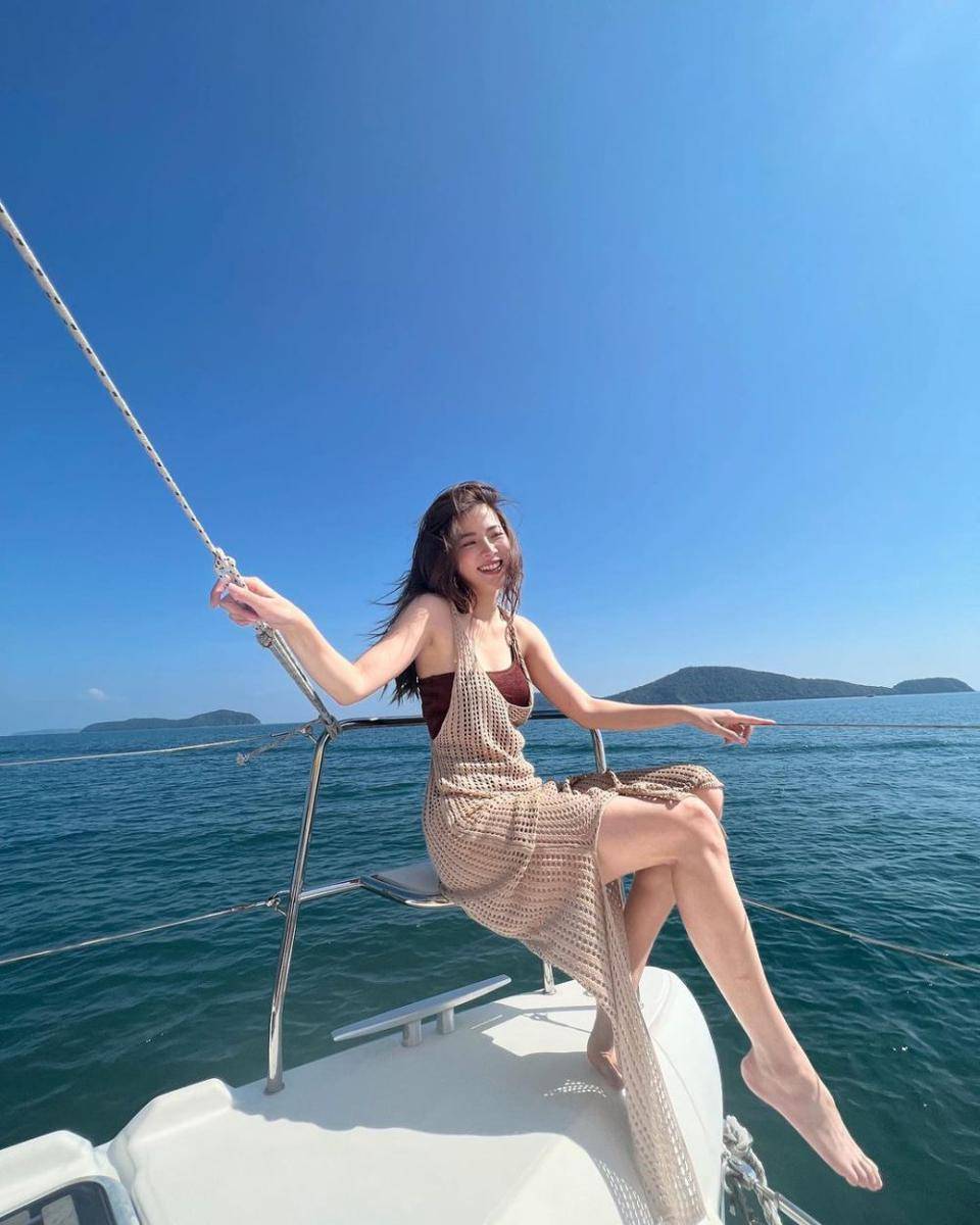 inspirasi beach outfit ala Baifern Pimchanok (instagram.com/baifernbah)