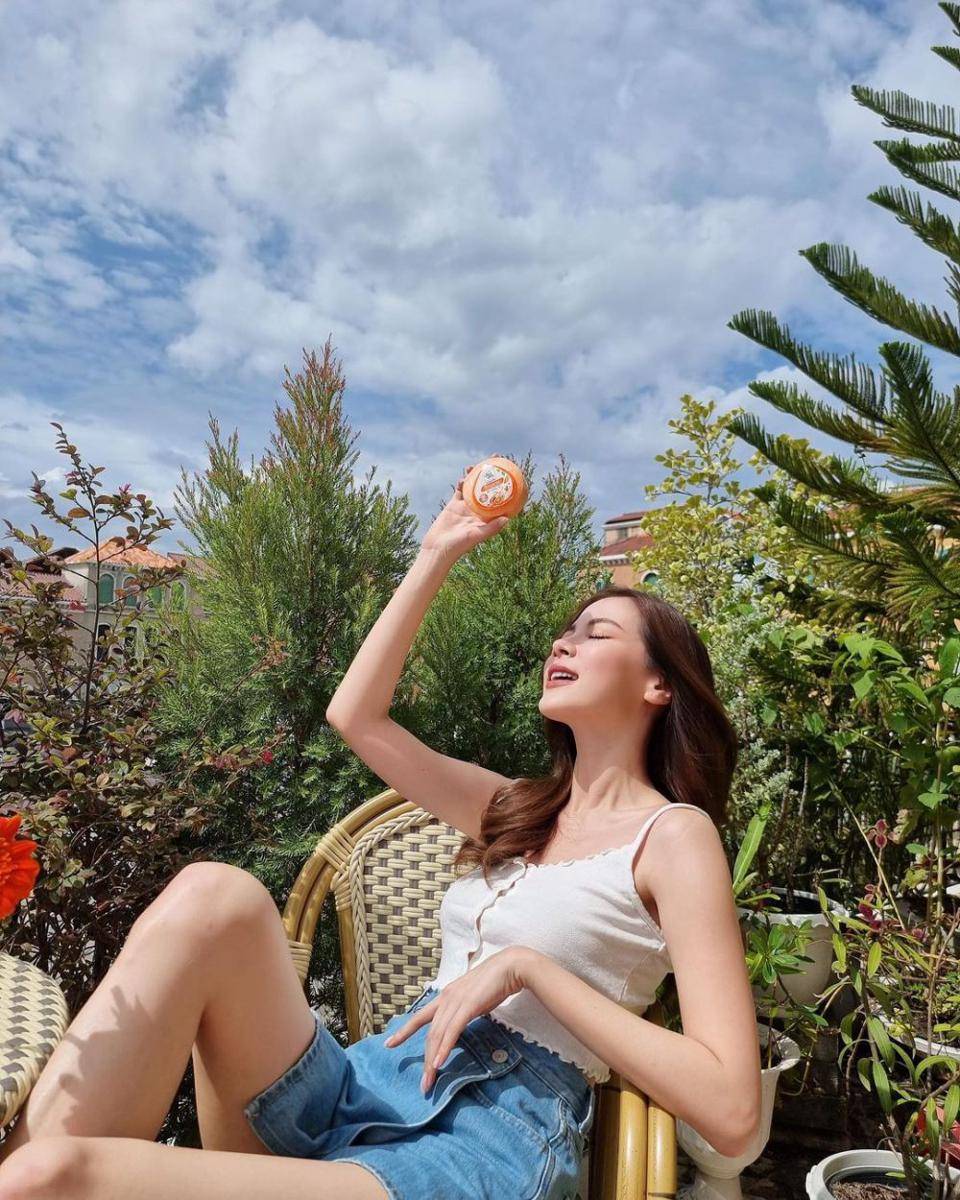 inspirasi beach outfit ala Baifern Pimchanok (instagram.com/baifernbah)