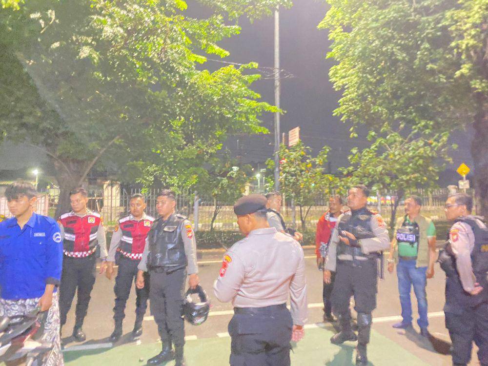 Anggota Polres Metro Jakarta Timur, Iptu Rano Mardani, terkena sabetan senjata tajam saat membubarkan tawuran remaja di Jalan I Gusti Ngurah Rai, Duren Sawit, Jakarta Timur, Minggu (14/7) dini hari. (Dok. Istimewa)