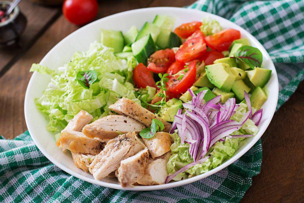 ilustrasi salad (freepik.com/timolina)