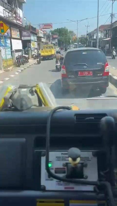 Istimewa/ tangkapan layar video mobil damkar terhalang