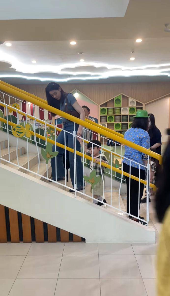 potret Billy Davidson antar anak di hari pertama sekolah (instagram.com/billydavidson_)
