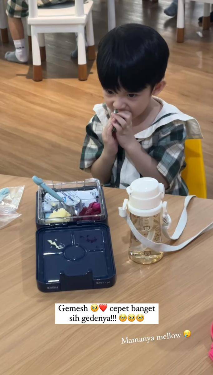 potret Billy Davidson antar anak di hari pertama sekolah (instagram.com/pattdevdex)