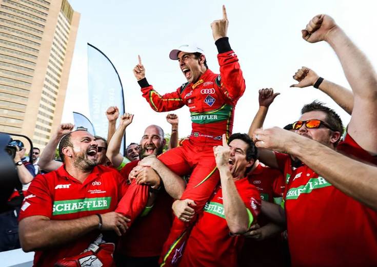 Lucas di Grassi (tengah atas) merayakan keberhasilan menjadi juara dunia di Formula E musim ke-3 (2016/2017) bersama kru Audi. (fiaformulae.com)