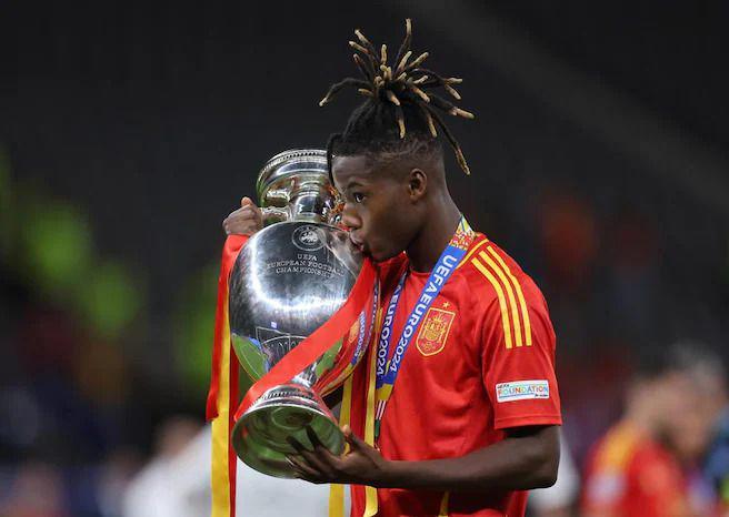 Hansi Flick Ogah Bahas Niat Barcelona Beli Nico Williams