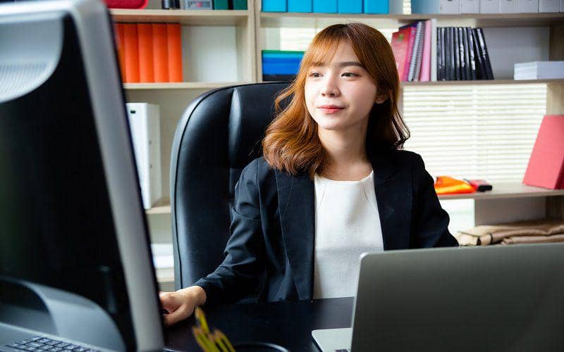 Ilustrasi staf administrasi sedang bekerja di kantor (freepik.com/jcomp)
