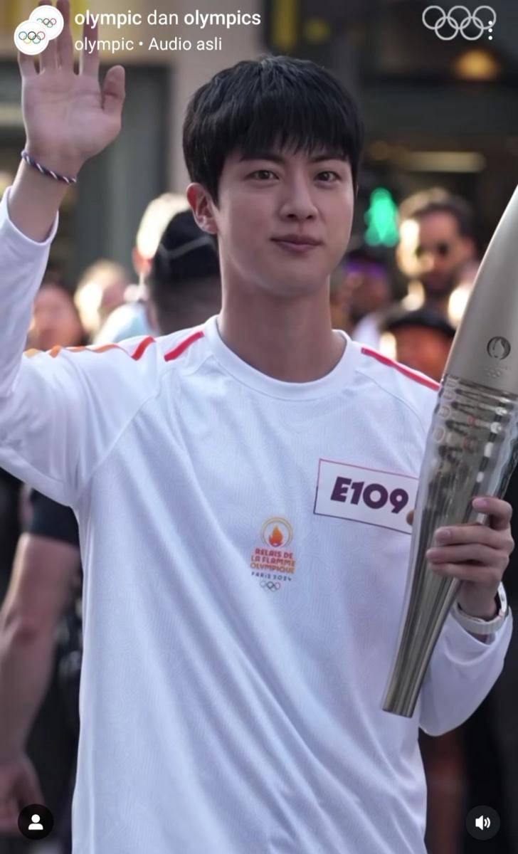 Jin BTS lari bawa obor Olimpiade Paris 2024 (Instagram.com/Olympics))