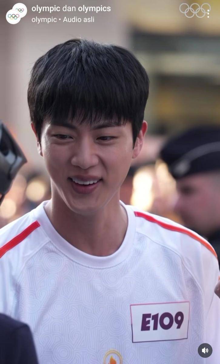Jin BTS lari bawa obor Olimpiade Paris 2024 (Instagram.com/Olympics))