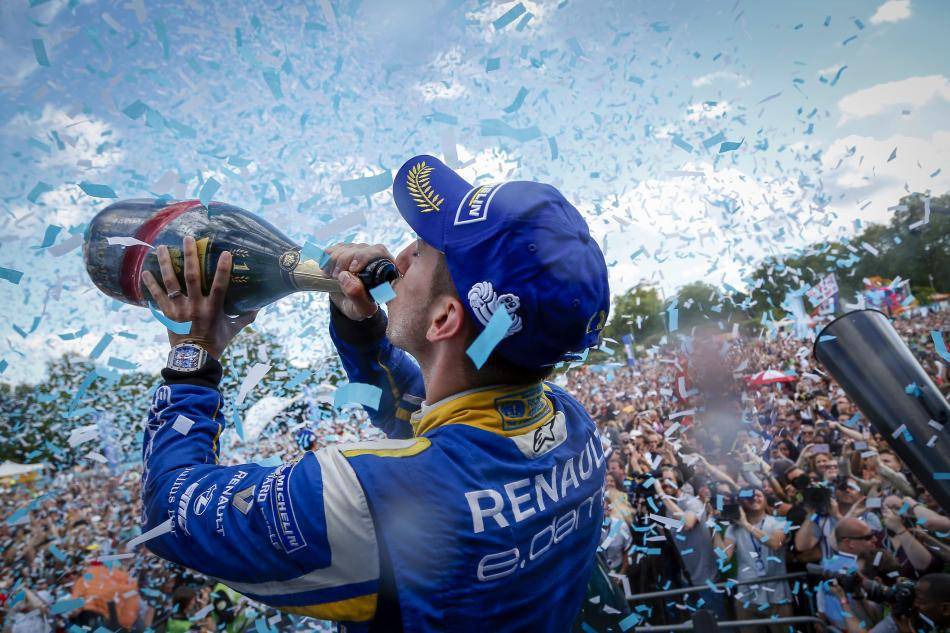 Sebastien Buemi merayakan keberhasilan menjadi juara dunia di Formula E musim ke-2 (2015/2016). (fia.com)