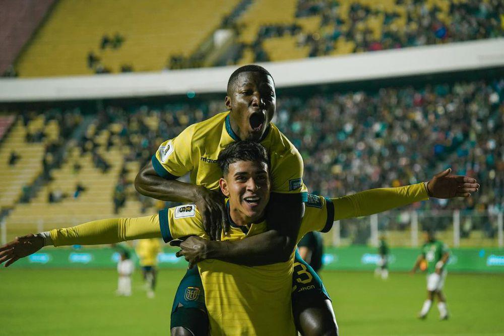 Kendry Paez menggendong Moises Caicedo. (instagram.com/kendrypaez.10)