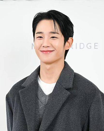 Jung Hae In (instagram.com/holyhaein)