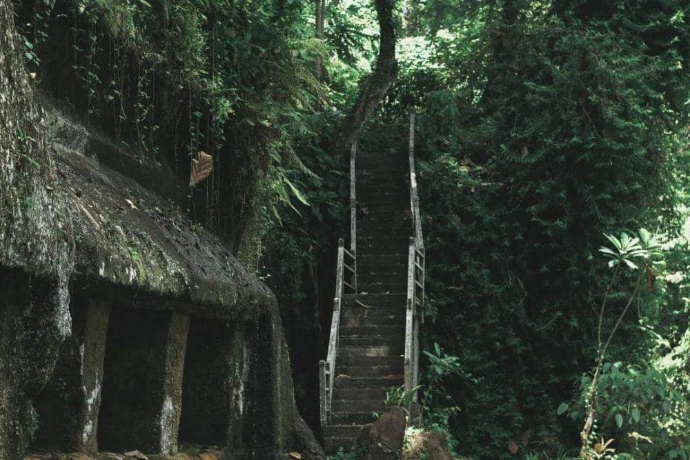 Tangga menuju lokasi candi (instagram.com/wisatabedulu)