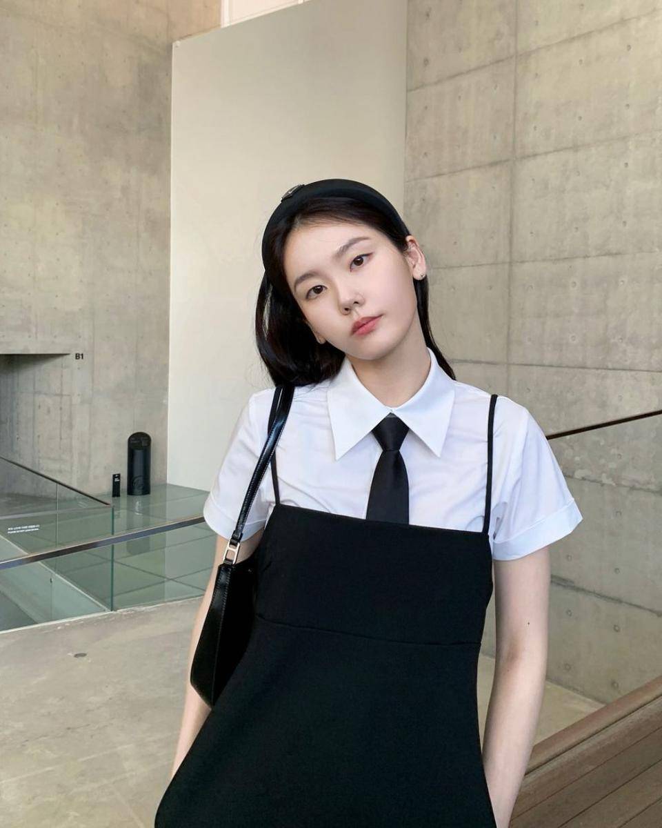 Shim So Young (instagram.com/feelssoyoung)