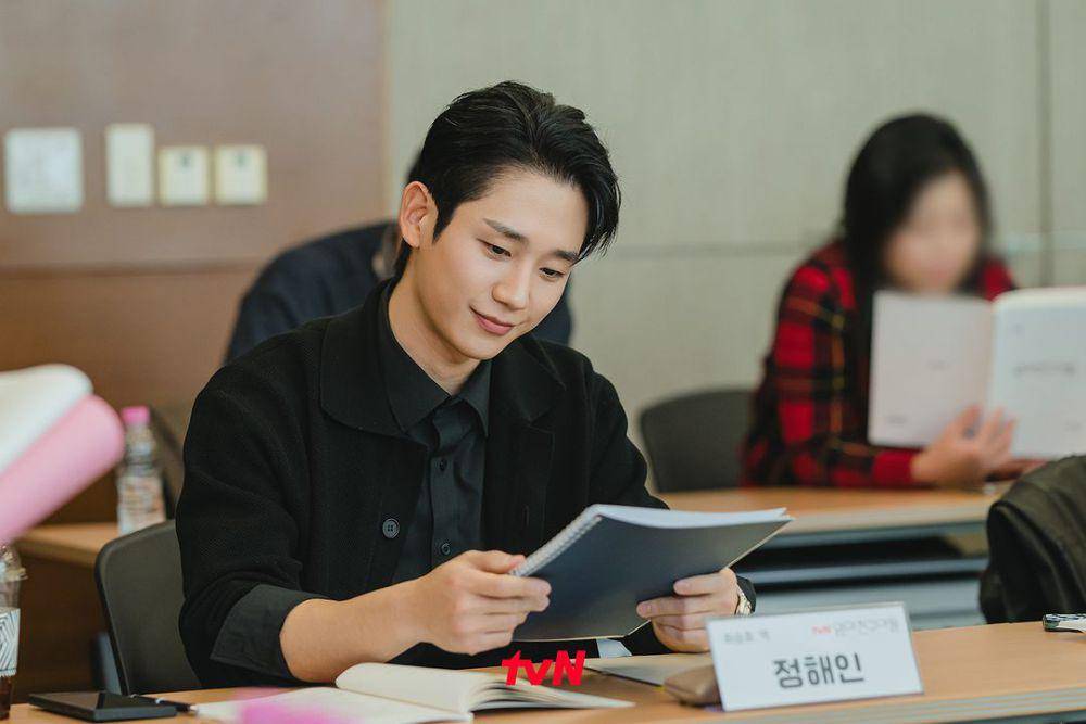 Jung Hae In di pembacaan naskah drama Love Next Door (instagram.com/tvn_drama)