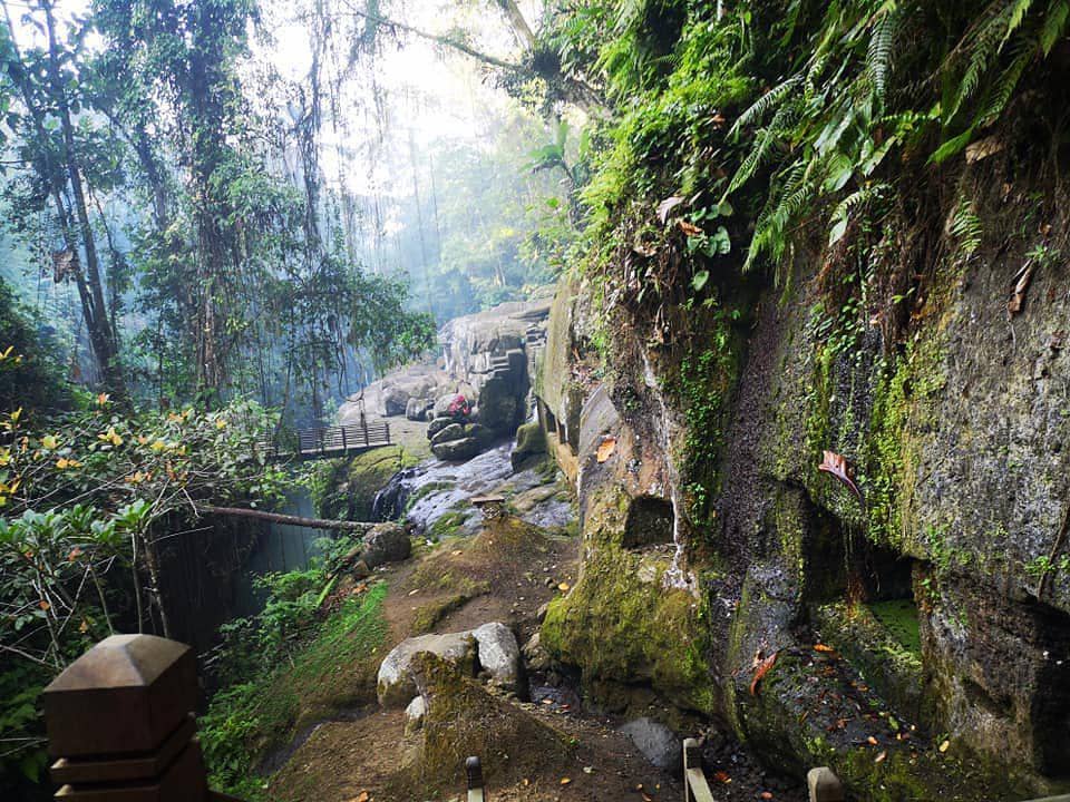 Dipahat langsung di tebing tepi sungai (instagram.com/canditebingtegallinggah_)