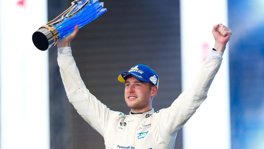 Stoffel Vandoorne menjadi juara dunia Formula E musim ke-8 (2021/2022). (fiaformulae.com)
