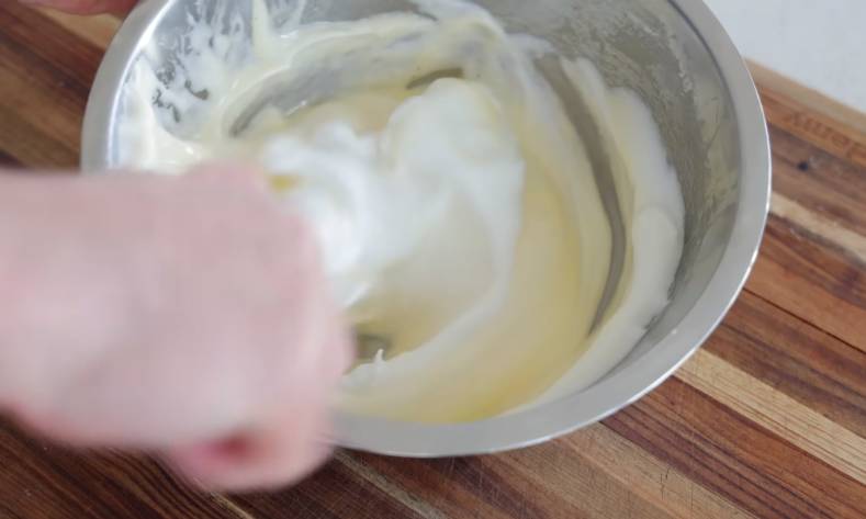 ilustrasi adonan omelet souffle lenotre (youtube.com/French Cooking Academy)