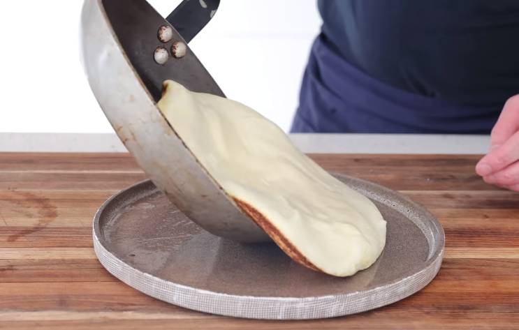 ilustrasi melipat omelet souffle lenotre di piring untuk dipanggang (youtube.com/French Cooking Academy)