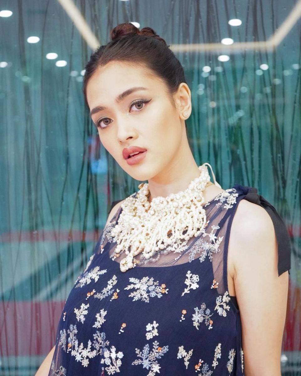 inspirasi makeup elegan ala Prinsa Mandagie (instagram.com/prinsamandagie)