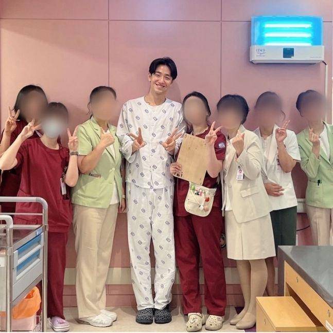 Nam Yoon Soo di rumah sakit persiapan untuk donor transplantasi ginjal (Dok. SPOTV NEWS)