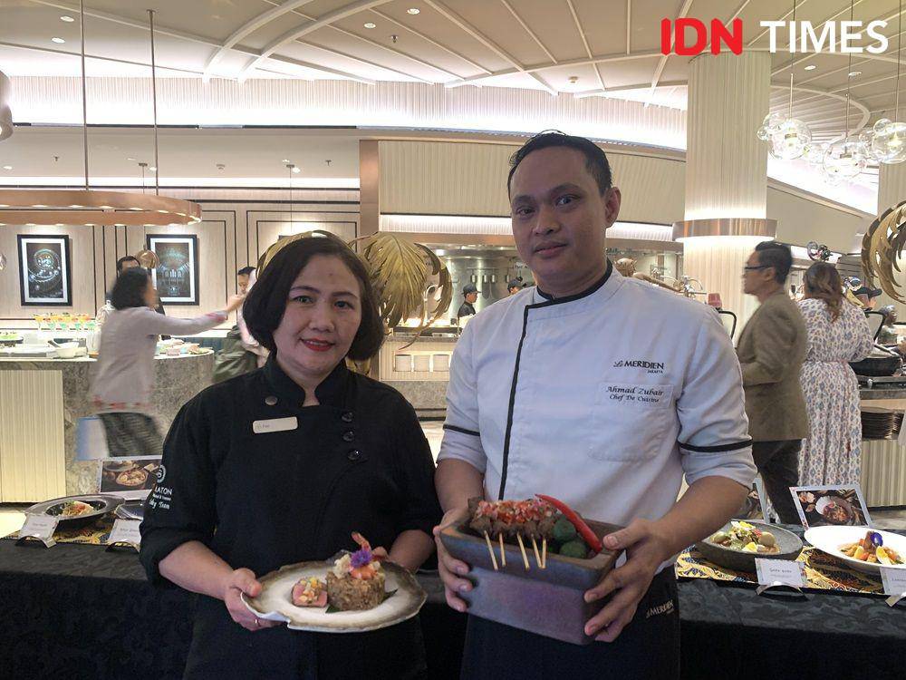 Potret Chef Kurnia Fitri dan Chef Ahmad Zubair dalam acara roadshow Loka Rasa di Kafe Bromo, Sheraton Surabaya Hotel and Towers, Jumat (12/7) (IDN Times/Fasrinisyah Suryaningtyas)