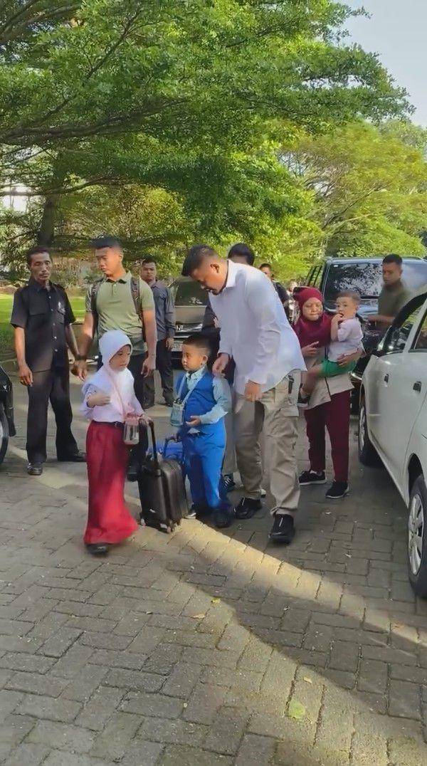 Kahiyang Ayu antar anak hari pertama sekolah (instagram.com/bobbynst)