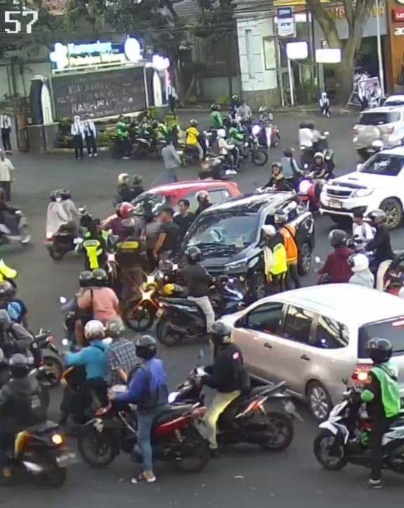 Rekaman CCTV mobil Toyota Avanza melawan arus dan menyebabkan banyak kecelakaan di Jalan Veteran. (IDN Times/istimewa)